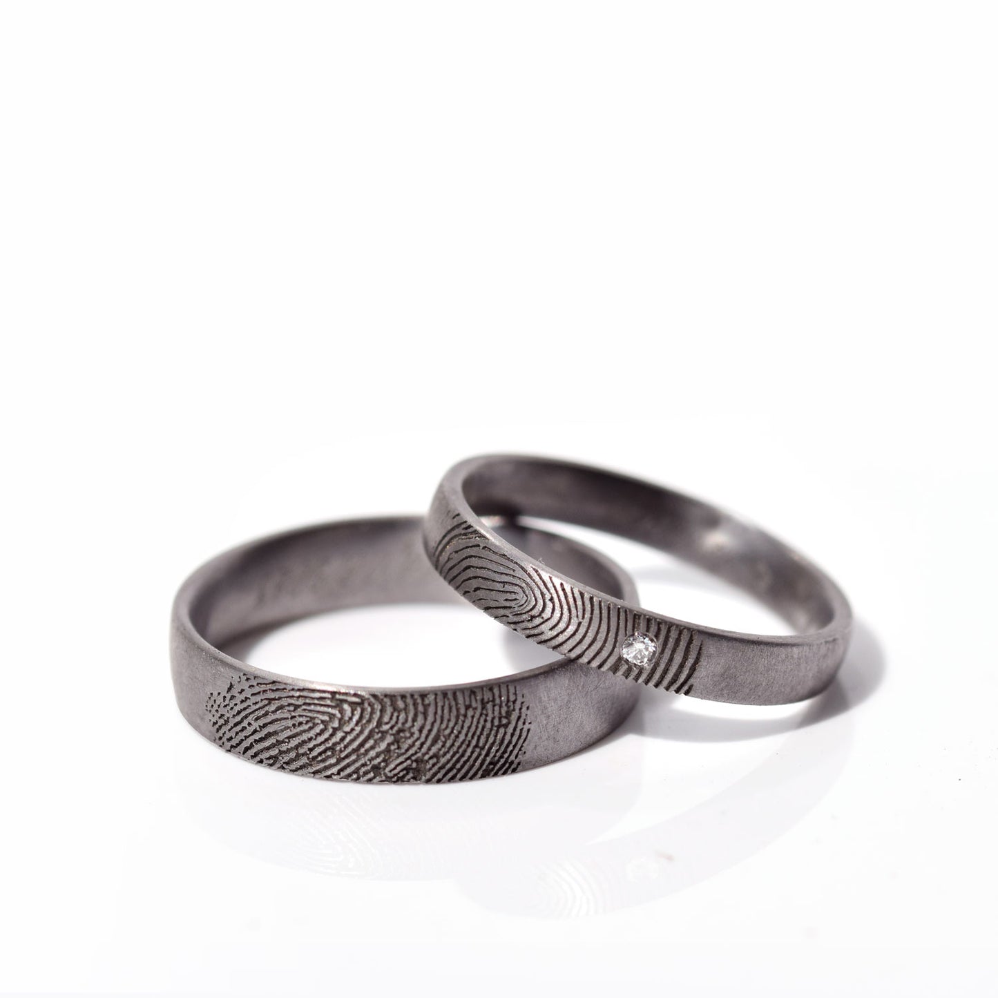Tantal vielsesringe med fingeraftryk og diamant